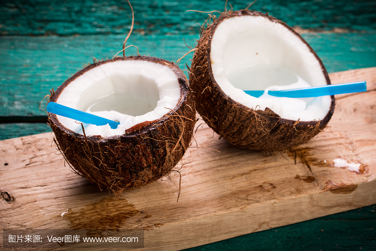 木桌上放著椰子。有機(jī)健康食品理念。美容和水療概念。